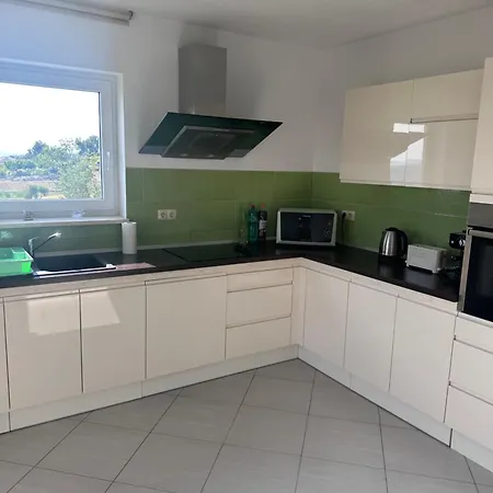 Viktoria Daire Podstrana